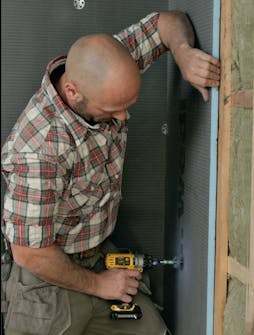 Polystyreenilevyjen kiinnittämiseen tarvitaan aluslevyjä märkätilalevy